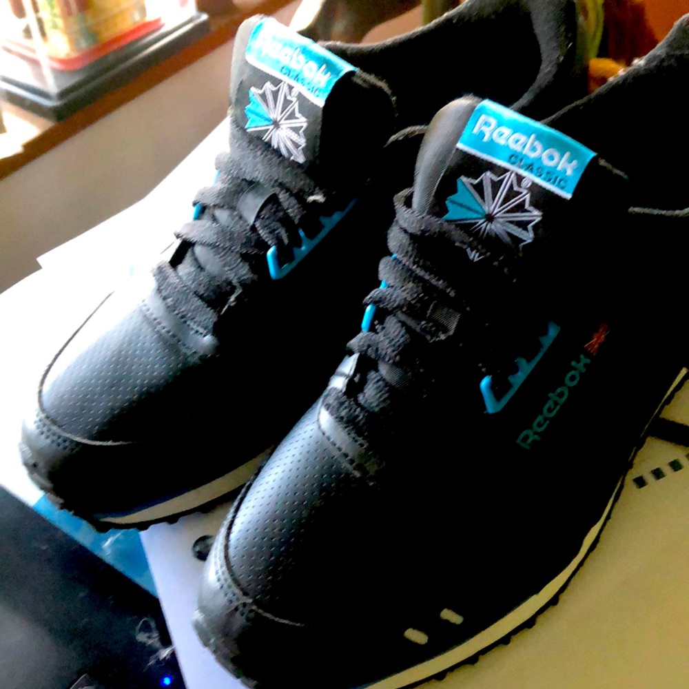 Redbox classic sneakers